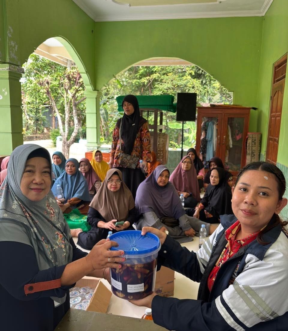 Dinda Isabela (TIM KKN-T 75) sebagai perwakilan penyerahan hasil praktik pembuatan Ecoenzim kepada Ibu-Ibu Dasawisma Desa Kebon, Klaten. 