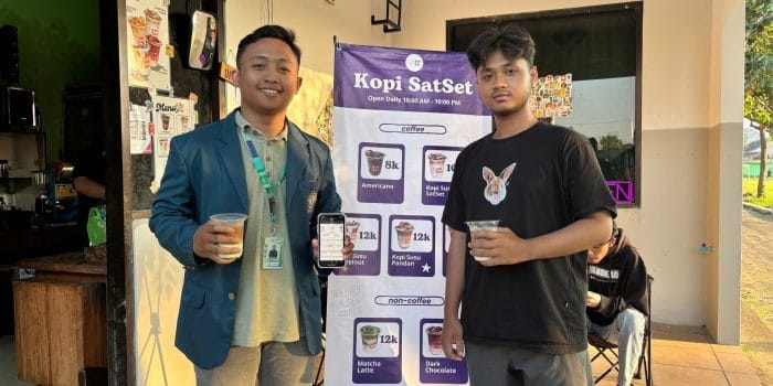 Mahasiswa KKN-T TIM 104 UNDIP Dukung Digitalisasi UMKM Baru Kopi Satset Lewat Branding dan Teknologi WhatsApp Image 2025-08-05 at 07.18.43