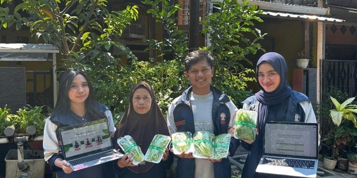 Mahasiswa KKNT UNDIP Bantu Bank Sampah Mawar Merah Tugurejo Membuat Katalog Produk Kerajinan WhatsApp Image 2025-08-09 at 18.02.10