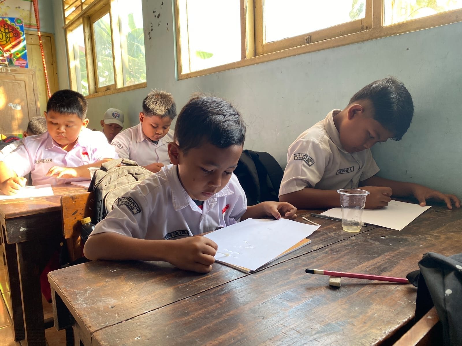 Mahasiswa KKN UNDIP Kenalkan Eksperimen Surat Rahasia Berbasis Buku Bacaan di SD Negeri 1 Kradenan