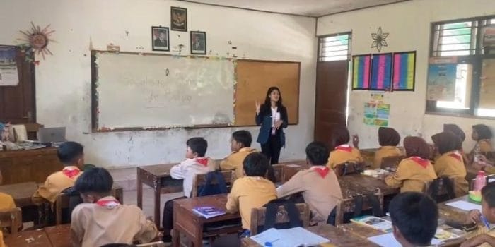 Mahasiswi Fakultas Hukum UNDIP Memperkenalkan “Bahaya & Dampak Cyber Bullying Bagi Anak di Bawah Umur” dengan Sosialisasi di SDN 01 Bologarang WhatsApp Image 2025-08-11 at 09.07.06