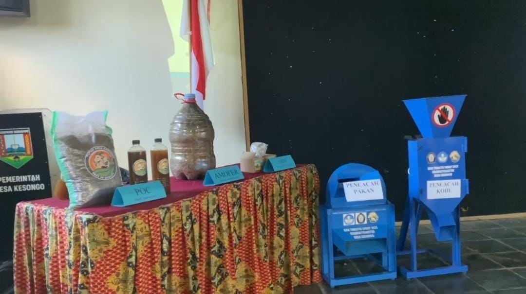 Hasil karya Inovatif Tim KKN-T Program Kemendiktisaintek; POC dan pupuk kandang, amofer, MBM, serta mesin pencacah yang dipamerkan