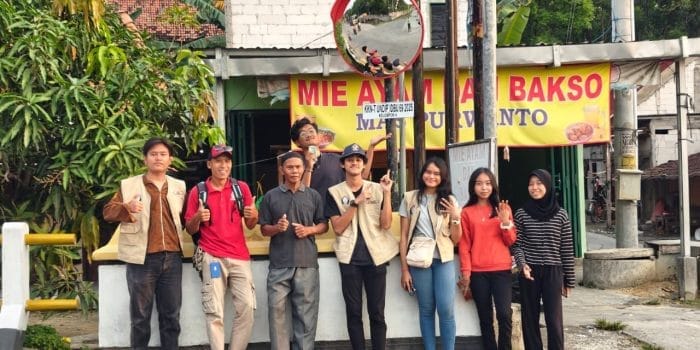 Mahasiswa KKN Undip Pasang Convex Mirror untuk Kurangi Angka Lakalantas di Dusun Karangsari Mahasiswa KKN Undip Pasang Convex Mirror untuk Kurangi Angka Lakalantas di Dusun Karangsari