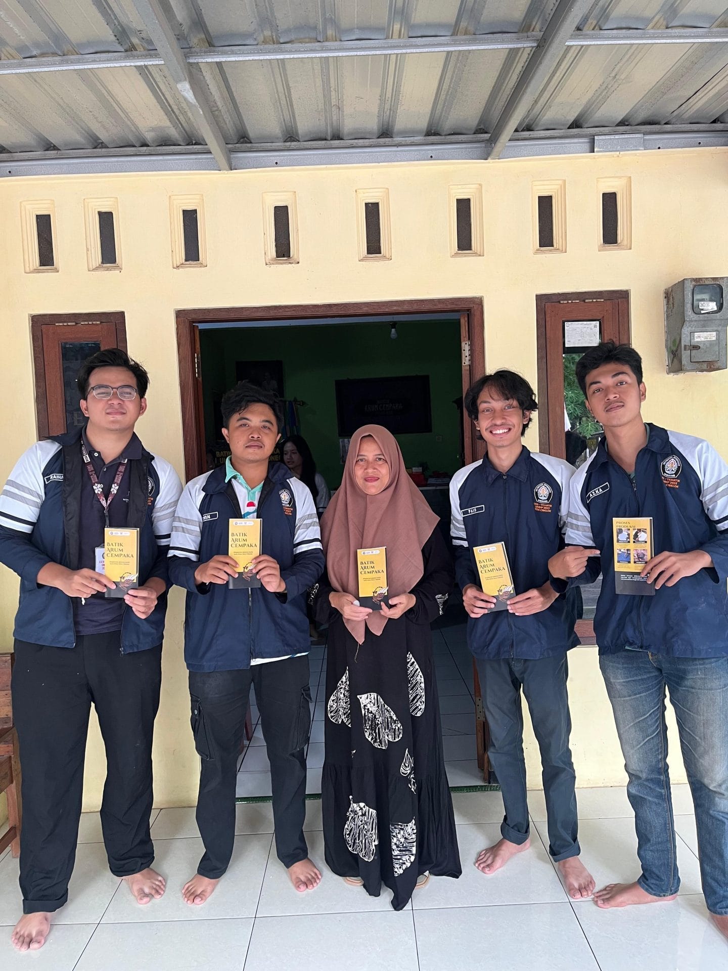Kolaborasi Mahasiswa KKN-T Tim 161 UNDIP Dalam Meningkatkan Citra Usaha dan Eksistensi UMKM Batik Arum Cempaka Kolaborasi Mahasiswa KKN-T Tim 161 UNDIP Dalam Meningkatkan Citra Usaha dan Eksistensi UMKM Batik Arum Cempaka