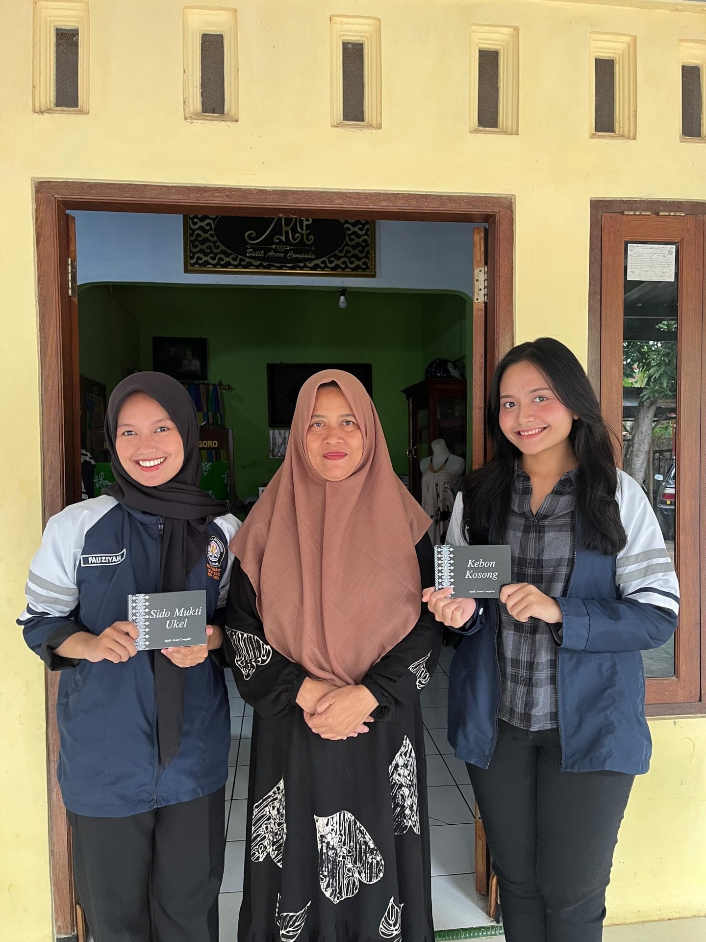 Kolaborasi Mahasiswa KKN-T Tim 161 UNDIP Dalam Meningkatkan Citra Usaha dan Eksistensi UMKM Batik Arum Cempaka Kolaborasi Mahasiswa KKN-T Tim 161 UNDIP Dalam Meningkatkan Citra Usaha dan Eksistensi UMKM Batik Arum Cempaka