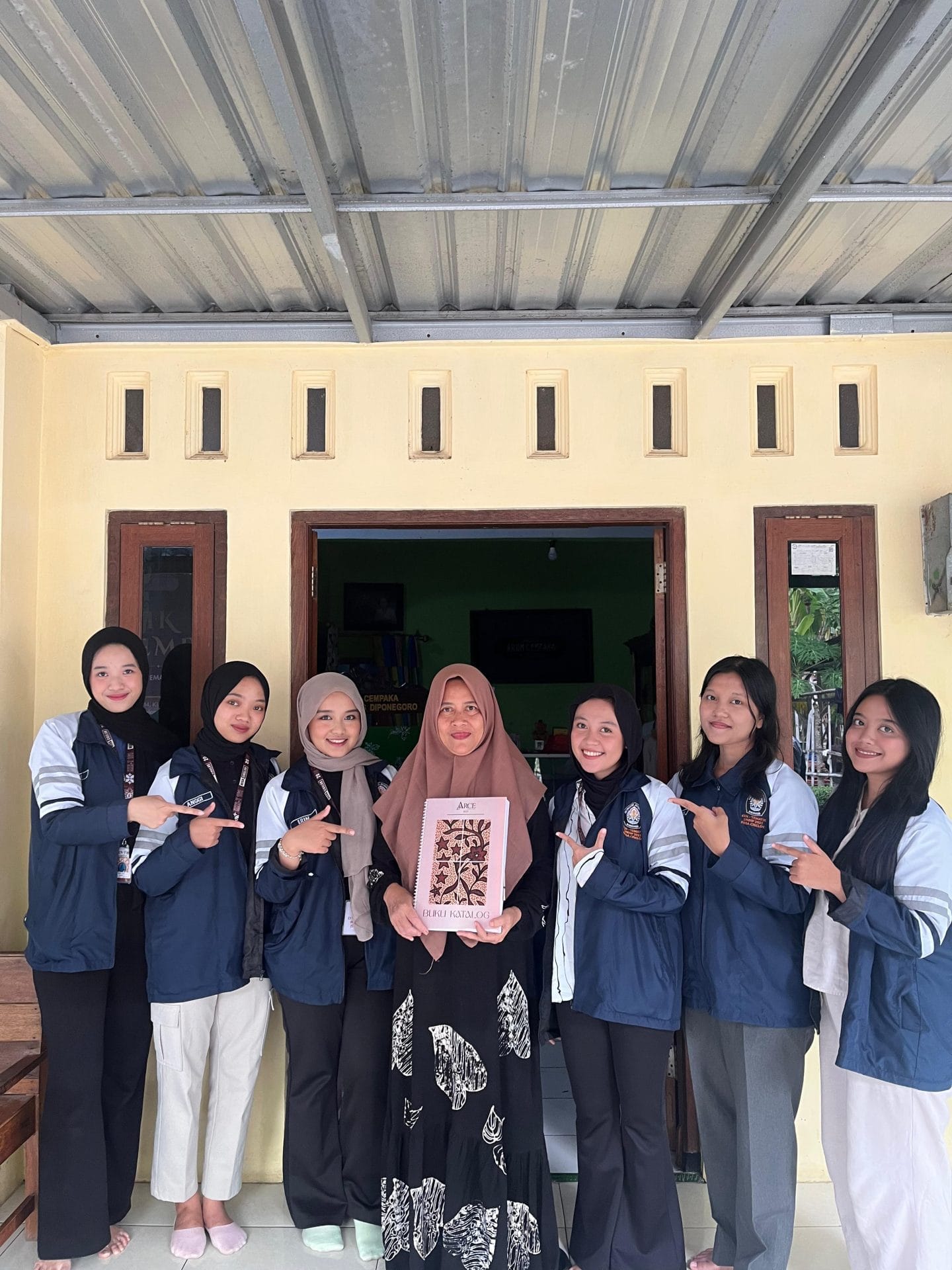 Kolaborasi Mahasiswa KKN-T Tim 161 UNDIP Dalam Meningkatkan Citra Usaha dan Eksistensi UMKM Batik Arum Cempaka Kolaborasi Mahasiswa KKN-T Tim 161 UNDIP Dalam Meningkatkan Citra Usaha dan Eksistensi UMKM Batik Arum Cempaka