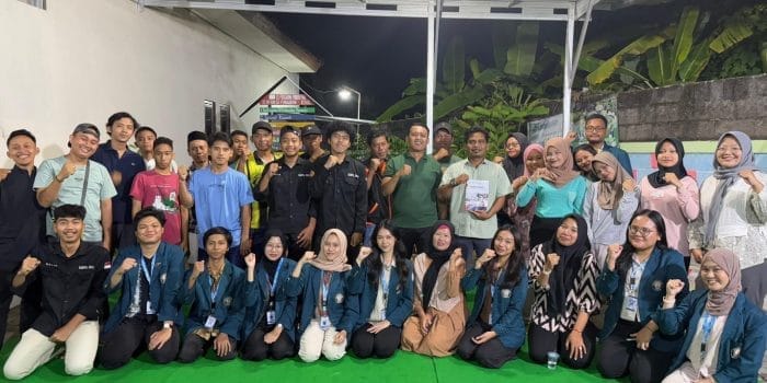 Gerakan Sadar Standar, Mahasiswa KKN Undip Perjuangkan Keselamatan dari Bahaya dan Ancaman Kendaraan Tidak Terstandar A group of people posing for a photo AI-generated content may be incorrect.