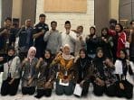 Wujudkan Desa Tangguh Bencana, Mahasiswa GIAT UNNES 12 Gelar Simulasi Bersama BPBD Kabupaten Semarang di Desa Samirono, Kecamatan Getasan A group of people posing for a photo AI-generated content may be incorrect.