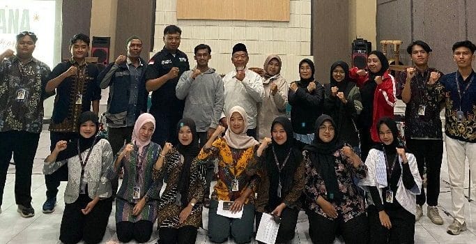 Wujudkan Desa Tangguh Bencana, Mahasiswa GIAT UNNES 12 Gelar Simulasi Bersama BPBD Kabupaten Semarang di Desa Samirono, Kecamatan Getasan A group of people posing for a photo AI-generated content may be incorrect.