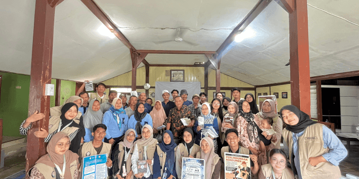 Mahasiswa KKN UNDIP Gelar Sosialisasi Manajemen Pembudidayaan Hingga Pasca Pakan Ikan Lele A group of people posing for a photo Description automatically generated