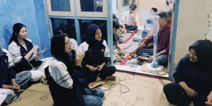 Mahasiswa KKN UNDIP Gelar Psikoedukasi Manajemen Stres dan Overthinking, Tingkatkan Kesadaran Kesehatan Mental Remaja Sambiroto A group of people sitting on the floor AI-generated content may be incorrect.
