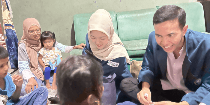 Mahasiswa KKN Tematik 110 UNDIP Ajak Anak Jabungan Belajar Makanan Sehat Melalui Permainan Seru A group of people sitting on the floor AI-generated content may be incorrect.