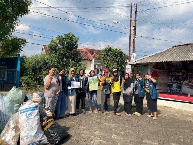 A group of people standing in a streetAI-generated content may be incorrect.