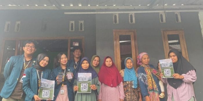 Mahasiswa KKN Universitas Diponegoro Dusun Kebaturan, Desa Kembanglangit Luncurkan Layanan Digital “Linktree Desa” untuk Akses Informasi, Pelaporan, dan Promosi UMKM A group of people standing in front of a building AI-generated content may be incorrect.