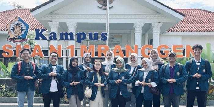Dari Budaya hingga Teknologi, Mahasiswa KKN-T UNDIP Tim 62 Kelompok B 2025 Ajak Siswa SMAN 1 Mranggen Pahami Ketahanan Pangan Padi dan Jagung dari Berbagai Perspektif A group of people standing in front of a building AI-generated content may be incorrect.