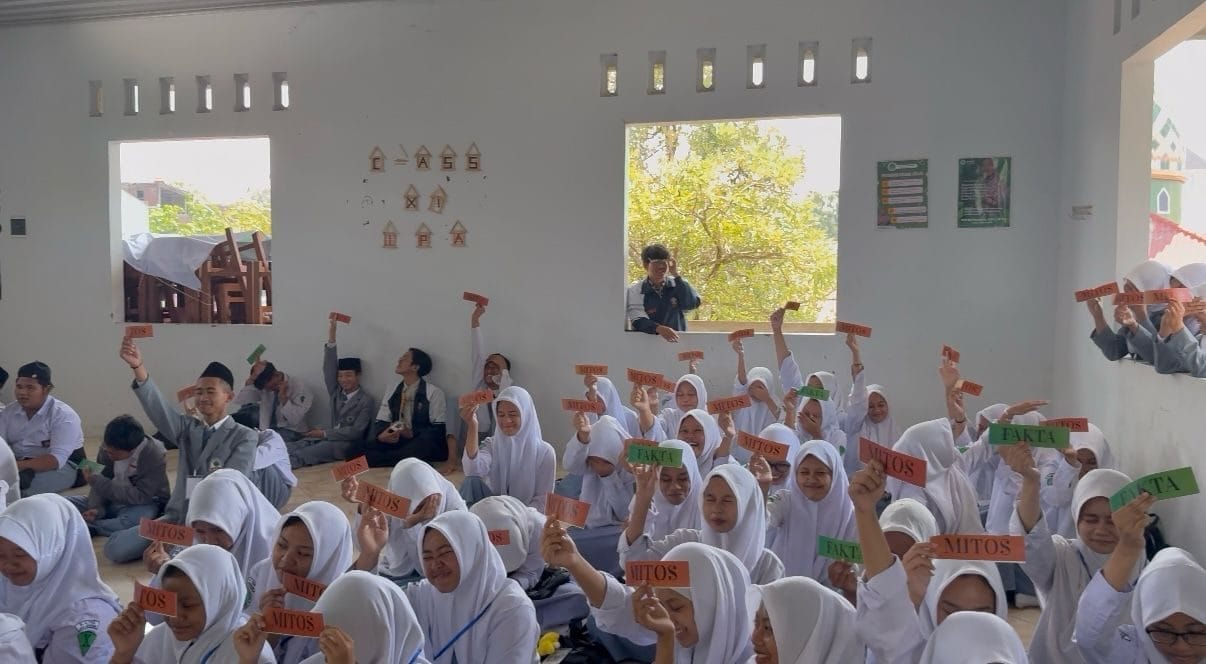 Mahasiswa KKN Undip Gelar TEENCARE, Program Edukasi Komprehensif Remaja Mengenai Kesehatan Mental, Emosional, dan Seksual A group of students in a classroomDescription automatically generated