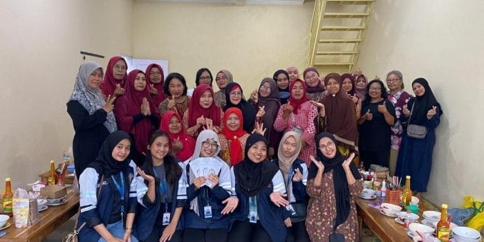 Cegah Bahaya Listrik, Mahasiswa KKN UNDIP Sosialisasikan Keselamatan Listrik di Rumah Tangga kepada Ibu-Ibu PKK Desa Plumbon, Sukoharjo A group of women posing for a photo Description automatically generated