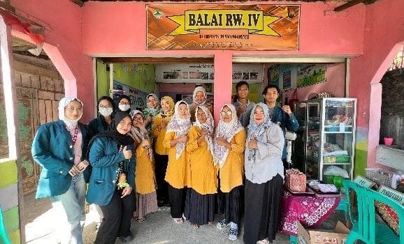Tingkatkan Literasi Gizi, Mahasiswa KKN-T Undip Edukasi Keluarga Lewat Posyandu RW 04 A group of women standing in front of a store Description automatically generated
