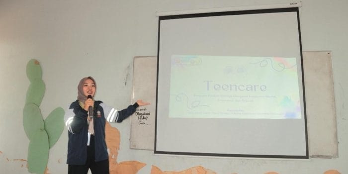 Mahasiswa KKN Undip Gelar TEENCARE, Program Edukasi Komprehensif Remaja Mengenai Kesehatan Mental, Emosional, dan Seksual A person standing in front of a projection screen Description automatically generated