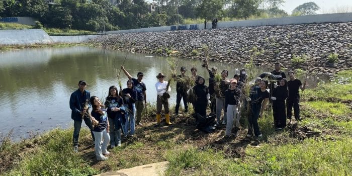Wujudkan Waduk Bersih, KKN-T Rabuk Undip Gelar Aksi Gotong Royong Bersihkan Waduk Diponegoro Wujudkan Waduk Bersih, KKN-T Rabuk Undip Gelar Aksi Gotong Royong Bersihkan Waduk Diponegoro