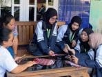 Mahasiswa KKN-T Tim 21 UNDIP Dorong Digitalisasi UMKM di Desa Gedong melalui Pendaftaran Google Maps C:\Users\ThinkPad\AppData\Local\Packages\5319275A.WhatsAppDesktop_cv1g1gvanyjgm\TempState\5124EC804C4633AD5E127F3F9543BC10\WhatsApp Image 2025-08-18 at 14.52.13_ff8eab01.jpg