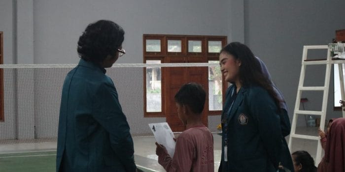 Mahasiswa KKN UNDIP Bikin Literasi Jadi Mainan Asyik bagi Anak TPA Plumbon C:\Users\USER\Downloads\IMG_8315.JPG