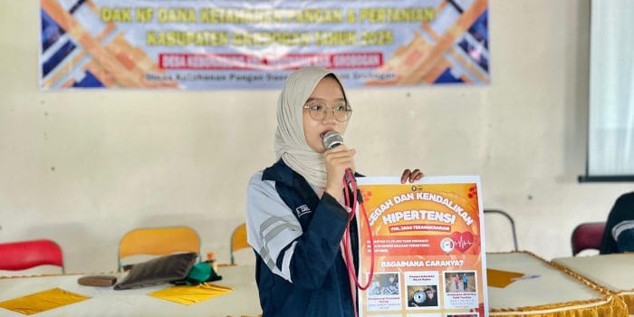 Mahasiswa KKN IDBU Tim 76 UNDIP Melakukan Edukasi Cegah dan Kendalikan Hipertensi Bersama Ibu PKK Desa Kebonagung Melalui Poster Edukatif choc
