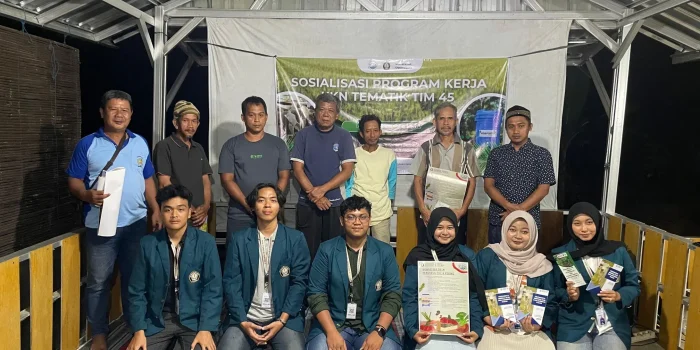 Penuhi Nutrisi Ternak, Mahasiswa Undip Perkenalkan Mineral Block ke Peternak Desa Pakintelan Penuhi Nutrisi Ternak, Mahasiswa Undip Perkenalkan Mineral Block ke Peternak Desa Pakintelan