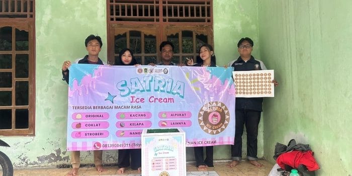 Sentuhan Mahasiswa UNDIP Ubah Wajah UMKM Es Krim Tradisional Desa Kebon Jadi Lebih Menarik dokumentasi penyerahan hasil design multidisiplin 2