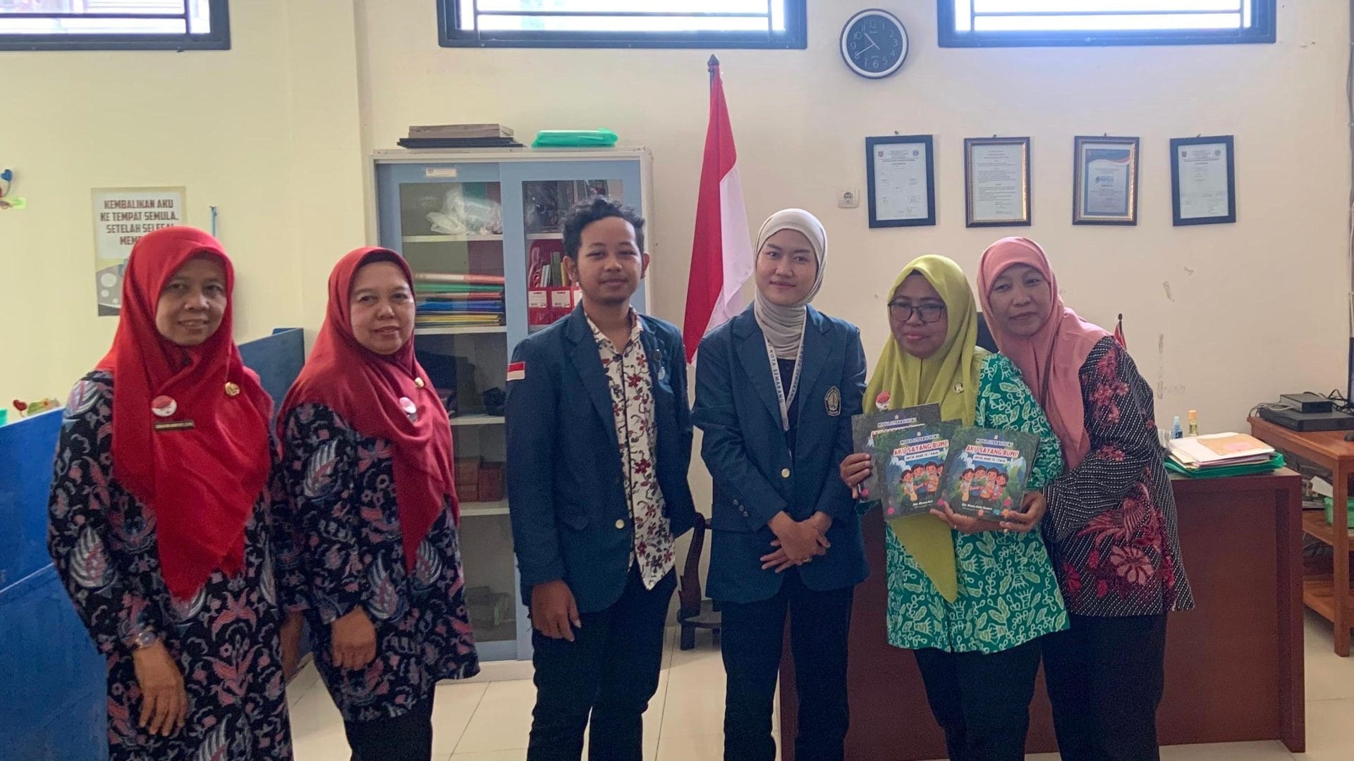 Foto bersama setalah memperkenalkan Modul Literasi Hijau: Aku Sayang Bumi!