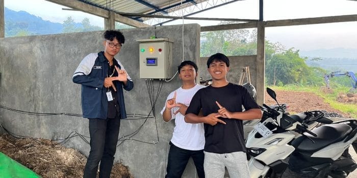 Mahasiswa Undip Kembangkan Sistem Monitoring Suhu dan Kelembaban untuk Optimalkan Produksi Biogas di Desa Sriwulan foto reportase