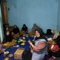 Mahasiswa Undip bersama Kader PKK Kebondalem