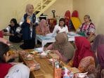 Sosialisasi dan edukasi bahaya campuran bahan kimia dalam produk pembersih pada kader PKK di Desa Plumbon, Kec. Mojolaban, Kab. Sukoharjo