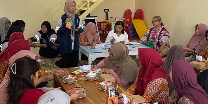 Sosialisasi dan edukasi bahaya campuran bahan kimia dalam produk pembersih pada kader PKK di Desa Plumbon, Kec. Mojolaban, Kab. Sukoharjo