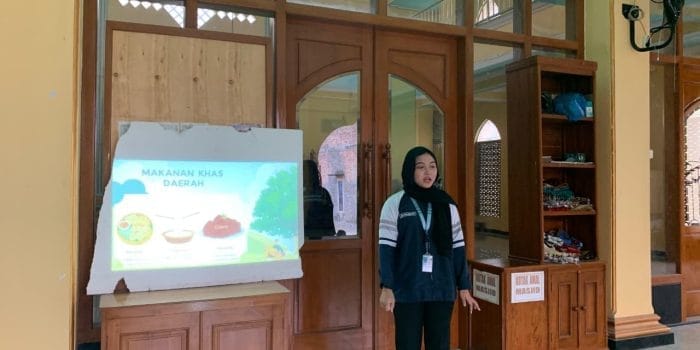 Mahasiswa KKN-T IDBU 76 2025 Gelar Edukasi Budaya untuk Anak-anak di Desa Kebonagung Amanda Greace - Pengenalan Budaya Indonesia kepada Anak-anak