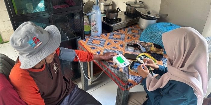 Dorong Hidup Sehat, Mahasiswa KKN-T Undip Gelar Pemeriksaan dan Edukasi PTM bagi Peternak di Dusun Bringin, Desa Tumbrep Dorong Hidup Sehat, Mahasiswa KKN-T Undip Gelar Pemeriksaan dan Edukasi PTM bagi Peternak di Dusun Bringin, Desa Tumbrep