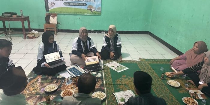 Mahasiswa KKN-T Undip Kenalkan Jamu Cekok Penambah Nafsu Makan untuk Kambing dan Domba di Dusun Bringin, Desa Tumbrep Mahasiswa KKN-T Undip Kenalkan Jamu Cekok Penambah Nafsu Makan untuk Kambing dan Domba di Dusun Bringin, Desa Tumbrep