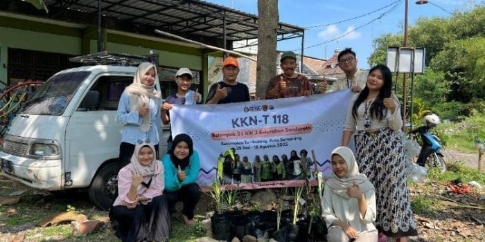 Bersama Warga, Mahasiswa KKN-T Kelompok 2 Tim 118 Tanam TOGA Demi Kesehatan yang Lebih Baik Bersama Warga, Mahasiswa KKN-T Kelompok 2 Tim 118 Tanam TOGA Demi Kesehatan yang Lebih Baik
