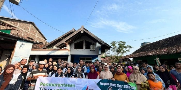 Aksi Mahasiswa KKN-T 139 Undip Lawan Leptospirosis, Beri Edukasi dan Disinfeksi Lingkungan RW 1 Mangkang Kulon Bersama Dinas Kesehatan Kota Semarang dan Puskesmas Mangkang