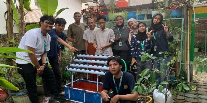 Ciptakan Pangan Sehat dari Halaman Sendiri, Mahasiswa KKN-T 104 Membangun Aquaponik sebagai Pilar Ketahanan Pangan Keluarga