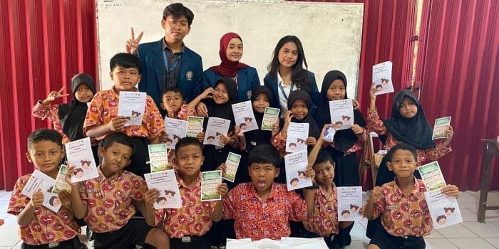 Bangun Kepedulian Lingkungan Sejak Dini, Mahasiswa KKN Undip Sosialisasikan Pemilahan Sampah di SDN 02 Plumbon Bangun Kepedulian Lingkungan Sejak Dini, Mahasiswa KKN Undip Sosialisasikan Pemilahan Sampah di SDN 02 Plumbon
