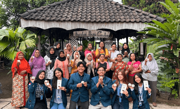 Inovasi UMKM Ramah Lingkungan, Mahasiswa Tim KKN 87 Undip Ciptakan Produk Lilin Aromatik Berbahan Dasar Limbah Kopi dan Minyak Jelantah Inovasi UMKM Ramah Lingkungan, Mahasiswa Tim KKN 87 Undip Ciptakan Produk Lilin Aromatik Berbahan Dasar Limbah Kopi dan Minyak Jelantah