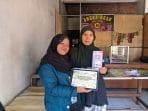 Gelar Sosialisasi Door to Door, Mahasiswa KKN UNDIP Dorong Digitalisasi UMKM “Rujak Uleg Bu Sri” Lewat Media Sosial di RW 04 Kelurahan Penggaron Kidul, Semarang
