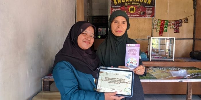 Gelar Sosialisasi Door to Door, Mahasiswa KKN UNDIP Dorong Digitalisasi UMKM “Rujak Uleg Bu Sri” Lewat Media Sosial di RW 04 Kelurahan Penggaron Kidul, Semarang