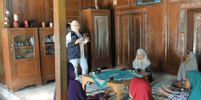 Jaga Kebersihan Lingkungan untuk Desa yang Sehat! Mahasiswa KKN Undip Berikan Sosialisasi tentang Kesehatan Lansia dari Lingkungan yang Bersih pada Posyandu Lansia di Desa Plumbon Jaga Kebersihan Lingkungan untuk Desa yang Sehat! Mahasiswa KKN Undip Berikan Sosialisasi tentang Kesehatan Lansia dari Lingkungan yang Bersih pada Posyandu Lansia di Desa Plumbon