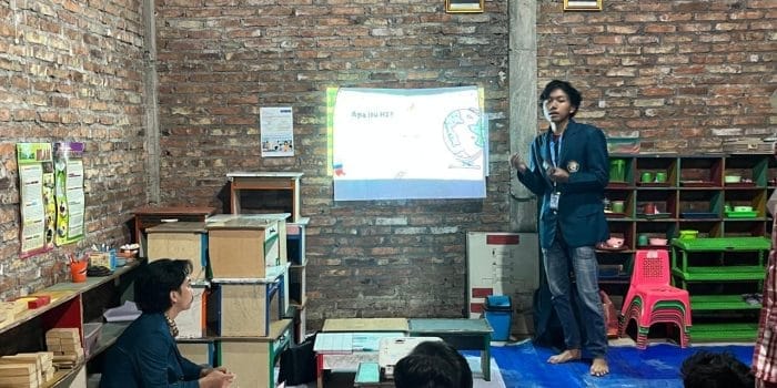Keliling Dunia dari Penggaron Kidul, Mahasiswa UNDIP Kenalkan Diplomasi dan Wawasan Global Lewat Sosialisasi Interaktif Bersama Karang Taruna