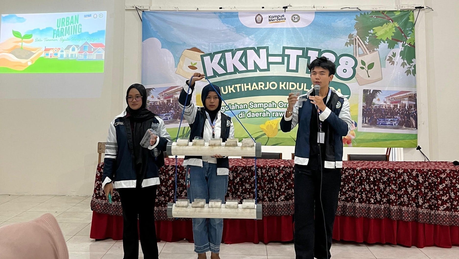 Dukung Urban Farming, Mahasiswa KKN-T Undip Sulap Sampah Anorganik Jadi Pot Vertikultur