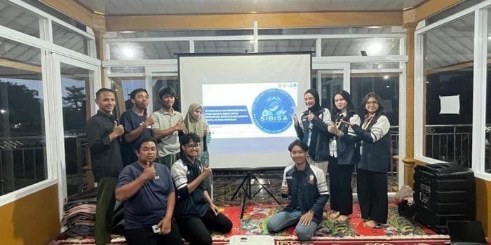Pencatatan Rongsok Tak Lagi Ribet, Mahasiswa KKN-T IDBU Tim 13 Kelompok 3 UNDIP Digitalisasi Bank Sampah Desa Sriwulan Lewat Website SiBISA