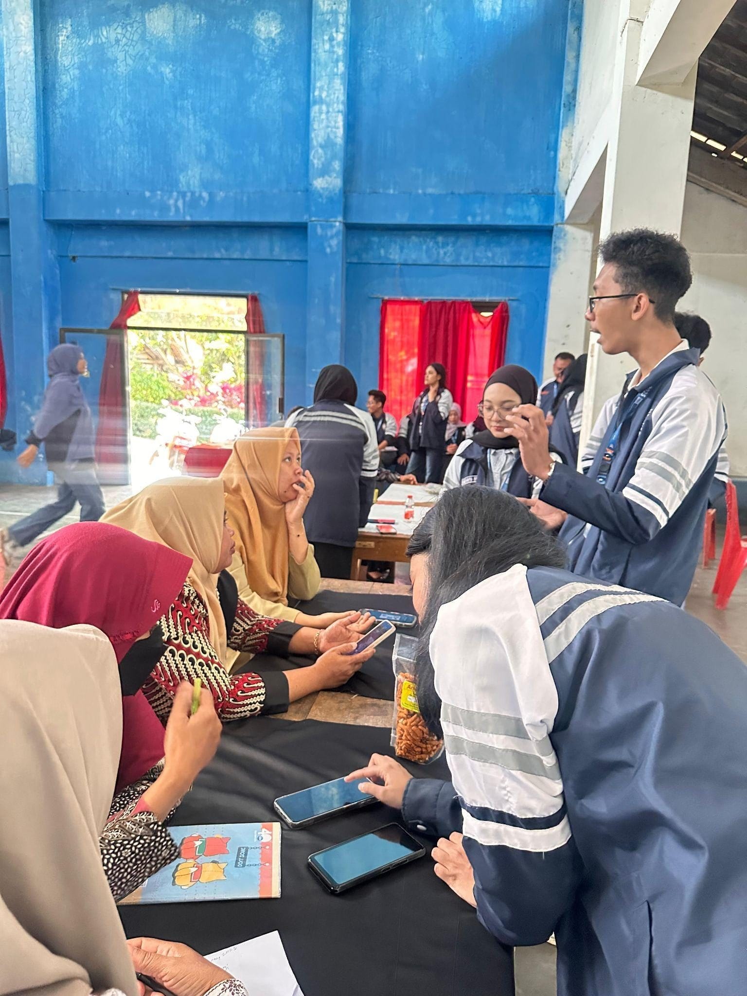 Tingkatkan Ekonomi Lokal Gunung Tumpeng, Mahasiswa KKN-T 103 Undip Gelar Sosialisasi dan Pelatihan Peningkatan Marketplace dan Konten