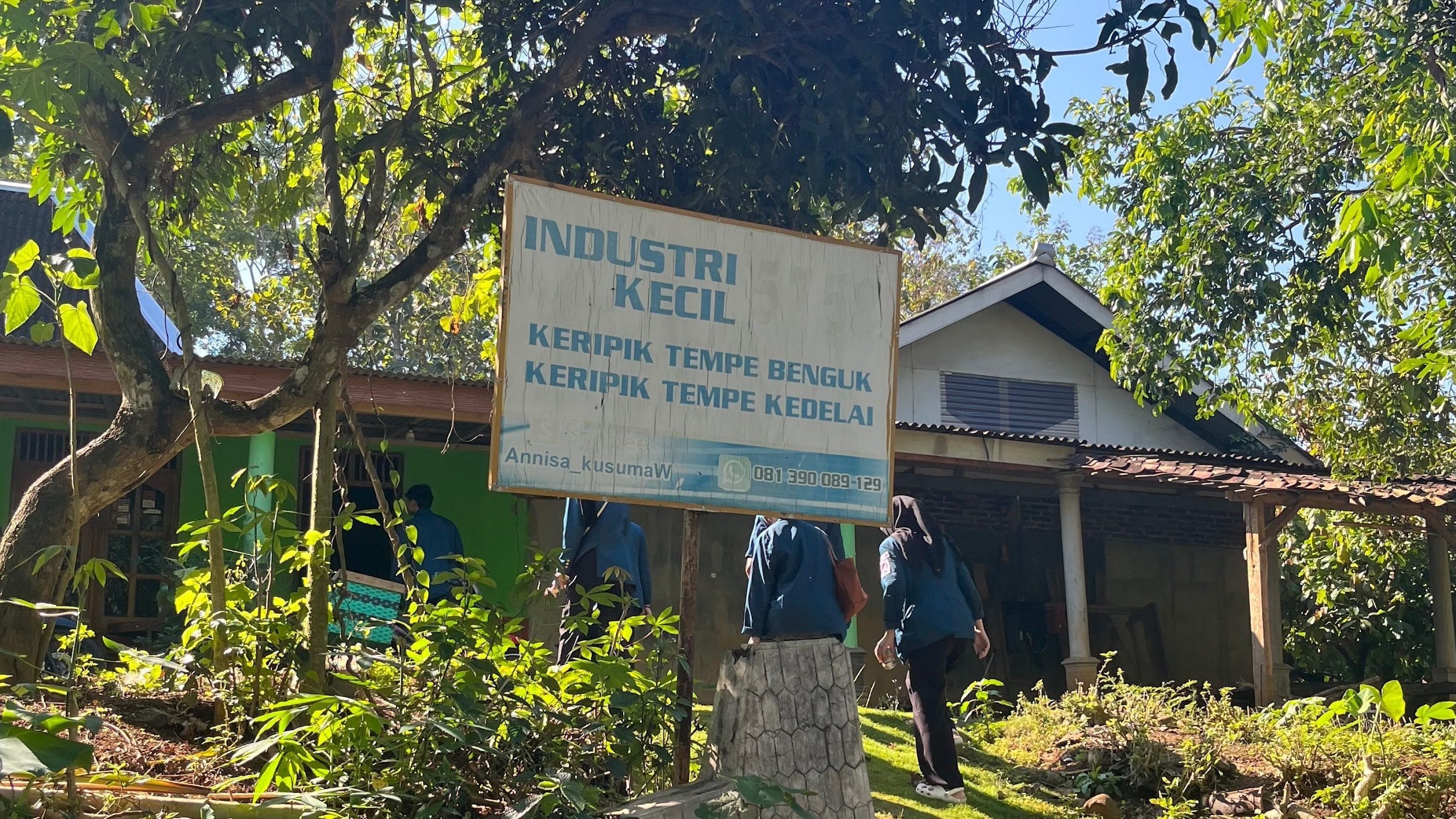 Angkat Potensi Lokal, Mahasiswa KKN UNDIP Lakukan Pembuatan Video Profil Pabrik Keripik Tempe dan Pabrik Tahu di Dusun Bakalan Desa Mlokomanis Wetan